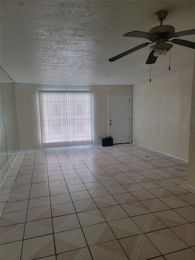 Foto del edificio - 6305 Westward St