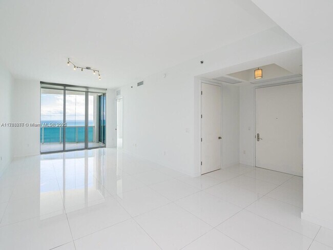Building Photo - 15901 Collins Ave