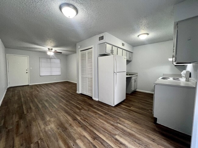 Building Photo - The Monark Apartments