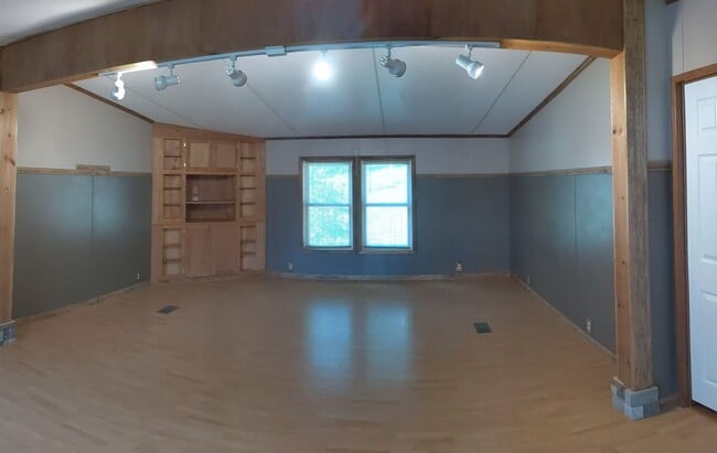 Building Photo - Beautiful 3 Bedroom 2 Bath Home in quiet r...