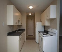 Building Photo - McKenzie Pointe