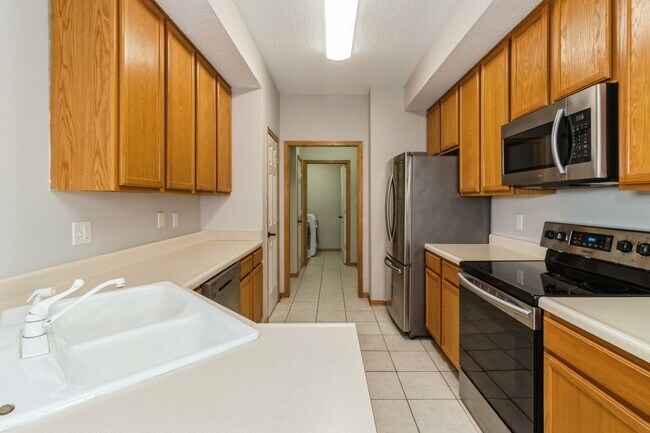 Building Photo - UPDATED TOWNHOME!! 2 Bed, 2.5 Bath Townhome in Ankeny