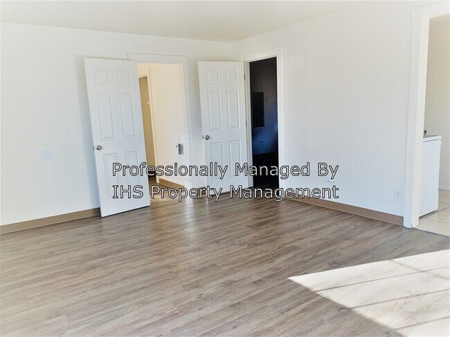 Building Photo - 1522 W 4th Ave