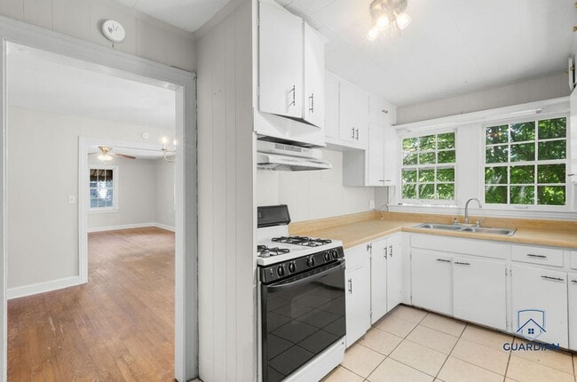 Building Photo - 2 bedroom 1 bath home located near Gadsden...