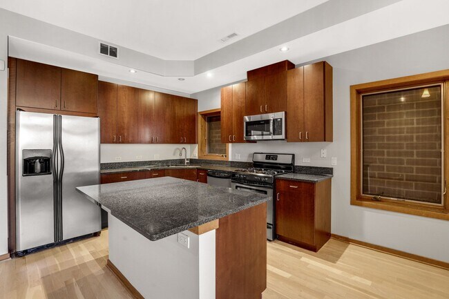 Building Photo - Awesome Bucktown Condo | Perfect Location