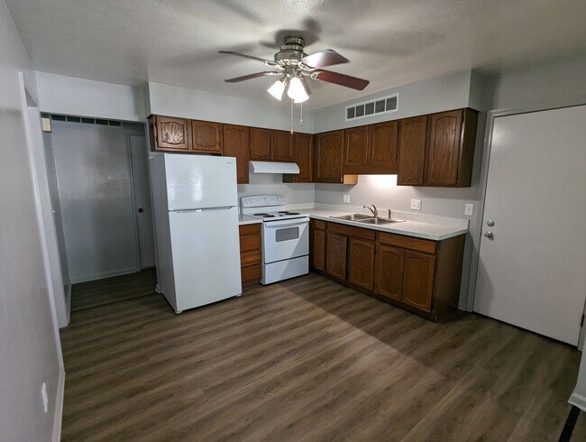 Building Photo - 403 E. Palm Drive