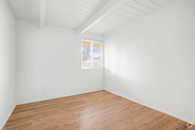 1BR, 1BA - 425SF - Bedroom - 1132-1136 Phoenix Ave