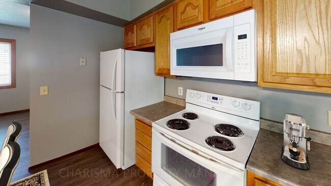 Building Photo - SPACIOUS TWO BEDROOM UNIT, LOCATED IN BRAN...