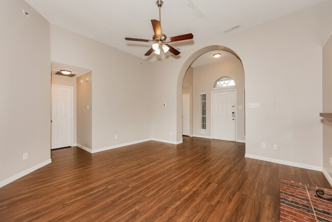 Building Photo - 2613 Clovermeadow Dr