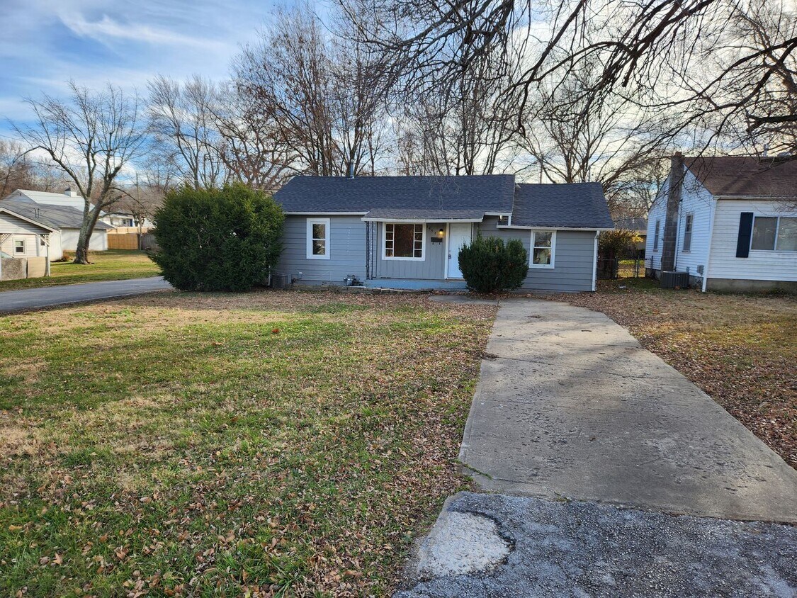 Foto principal - Spacious 3-Bedroom, 2-Bathroom Home AVAILA...