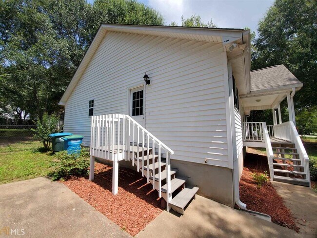 Foto del edificio - 124 Westwood Rd