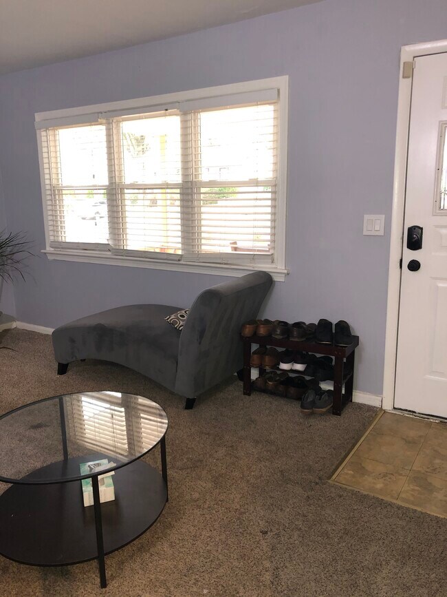 5112 Hollywood Rd Unit PALE YELLOW (Furnished) 13'2 x 9'10 Bedroom