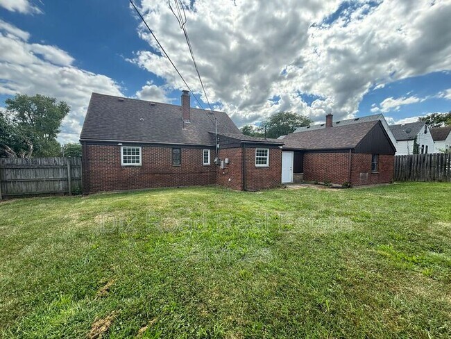 Building Photo - 165 Basswood Ave