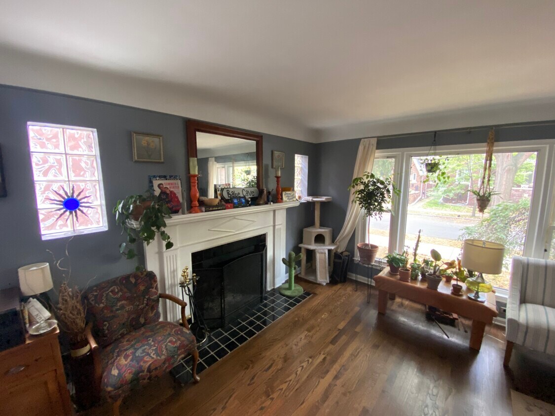 Primary Photo - 876 Beaconsfield Ave