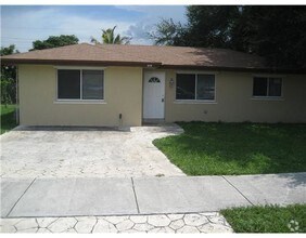 Building Photo - 5900 SW 26th St