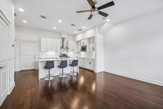 Building Photo - 2520 Bluebonnet Ln