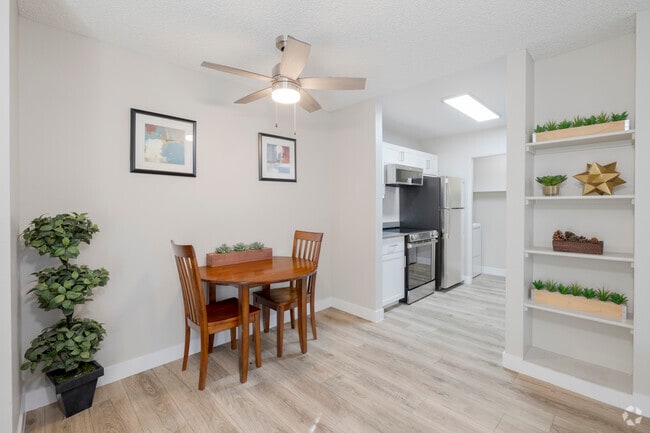 1BR, 1BA - 615SF - Dining Area - Cobblestone Apartments