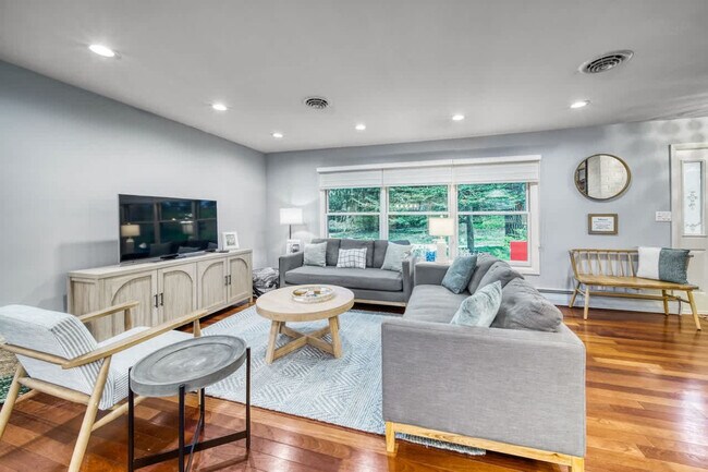 Foto del edificio - 1066 Monroe Blvd