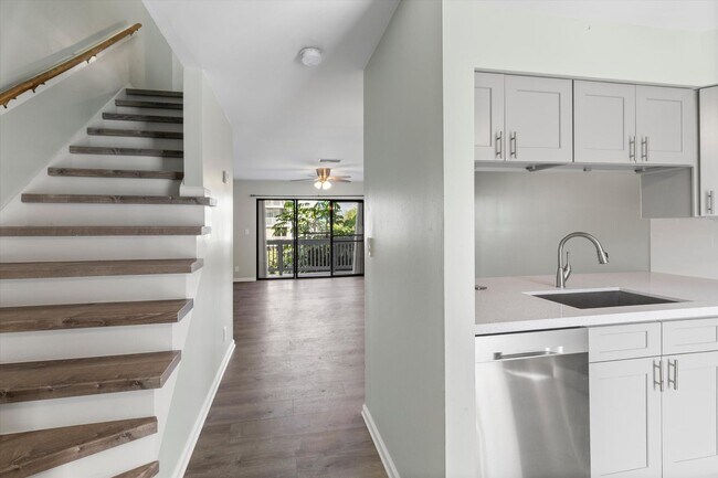 Foto del edificio - Spacious 3 Bedroom Townhome Available Now!