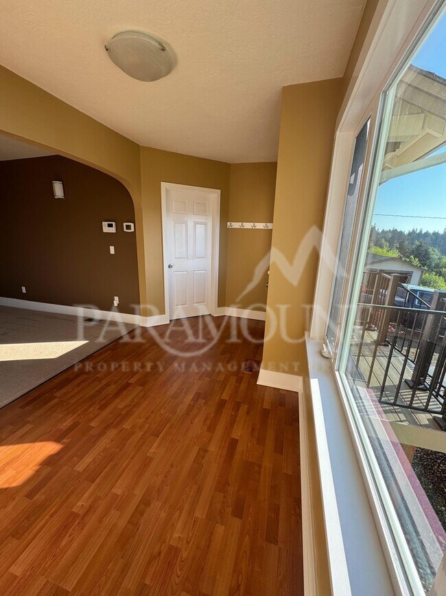 Building Photo - Stunning 3-bedroom, 1-bath home with a water view and fantastic amenities!