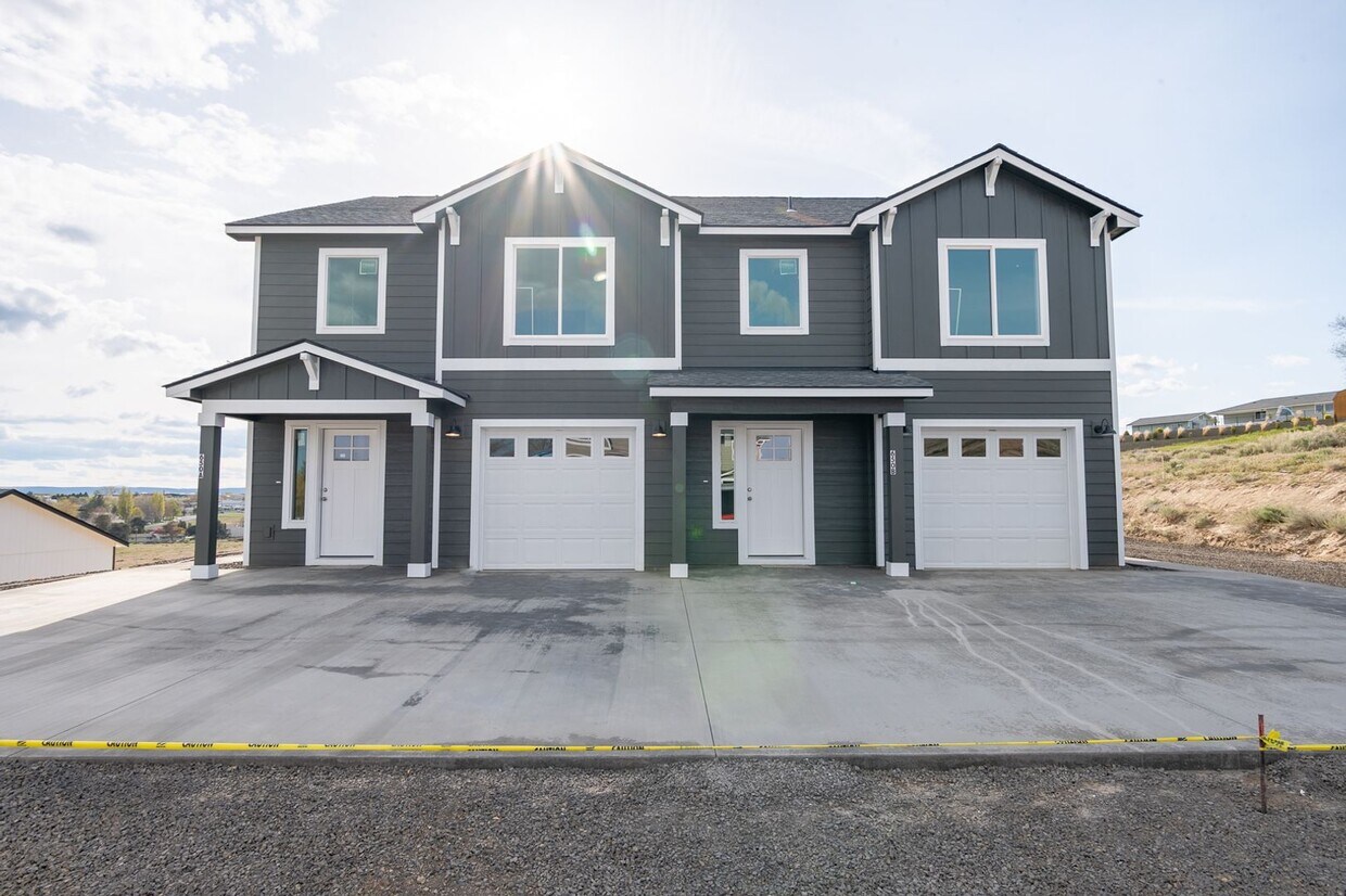 Primary Photo - 3 Bed, 2.5 Bath Duplex in Royal City