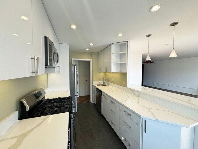 Foto del edificio - Beautiful and Spacious 1-BR Apt in Luxury ...