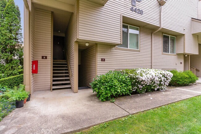 Building Photo - Updated Bellevue Condo in Racquet Club — P...