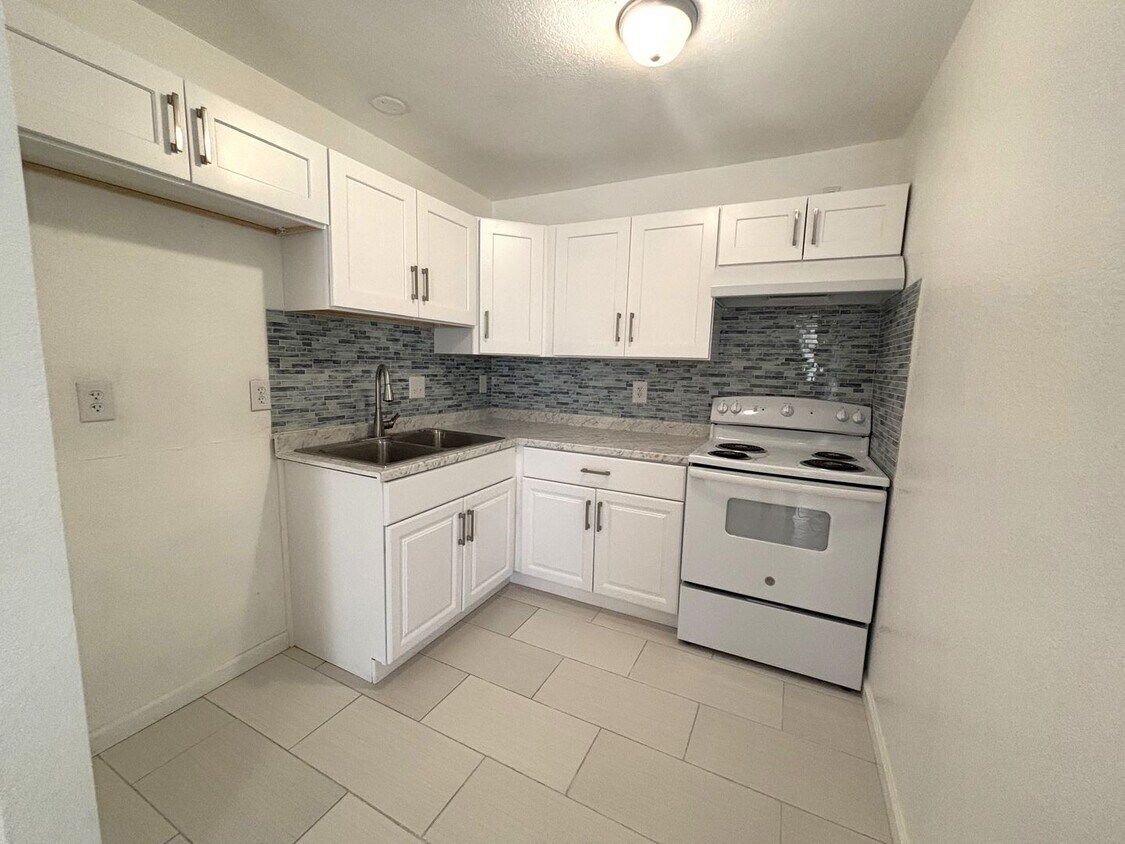 Foto principal - 15878 Edwin St