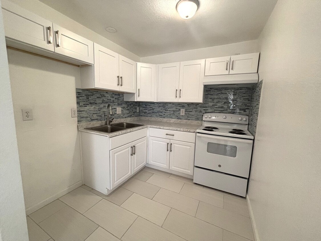 Primary Photo - 15878 Edwin St