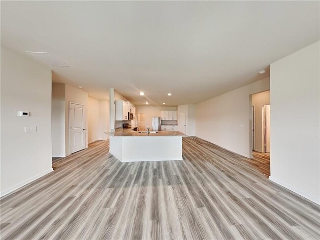 Building Photo - 905 Hesston Dr