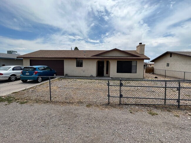 Building Photo - 3BR 2Ba  Home with fenced yard, garage,near shopping and services