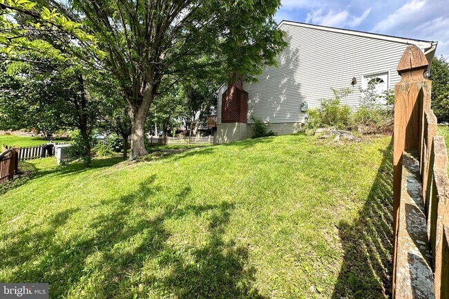 Building Photo - 893 Broad Oaks Dr
