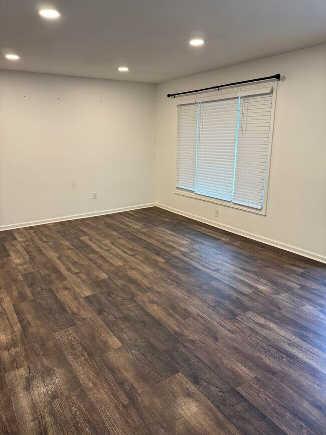 Foto del edificio - Updated Home near Waverly Park