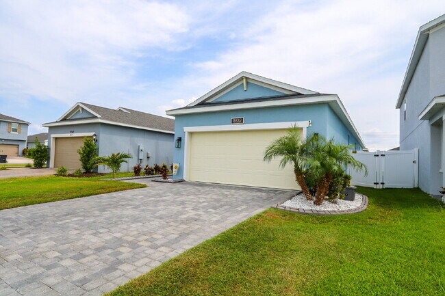 Building Photo - Stunning 4-Bedroom Home in South Fork with...
