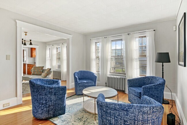 Foto del edificio - Queen room in 6-bed/2.0-bath Home