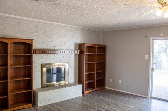 Building Photo - Cute, Clean and Central 3 bedroom 2 bathroom