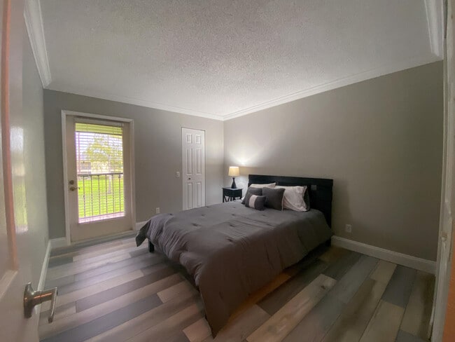 Building Photo - 711 Forest Club Dr