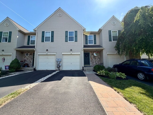 Building Photo - Stunning 3-Bedroom/2-Bathroom Townhouse. Available Mid July!