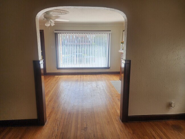 Foto del edificio - 17145-17147 Santa Rosa Dr
