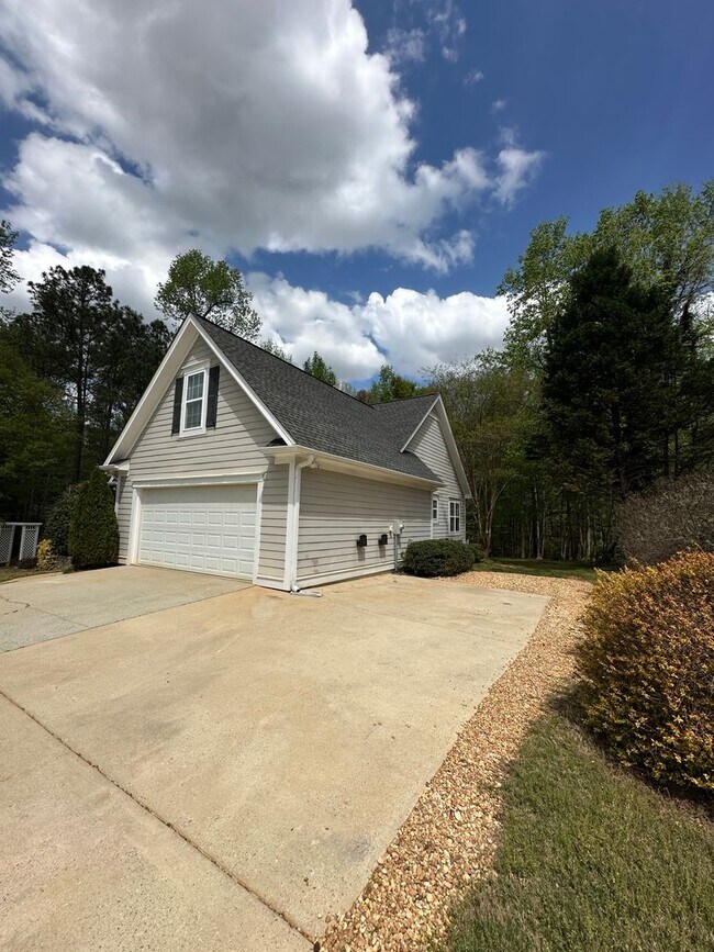 Foto del edificio - Move-In ready 3-bedroom 2-bathroom house on the Eastside