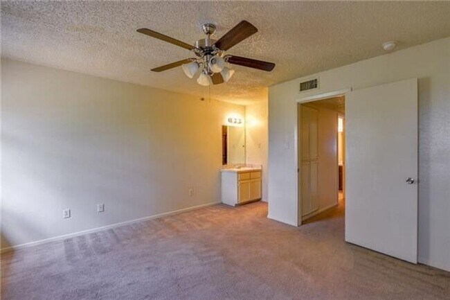 Building Photo - 616 Race St