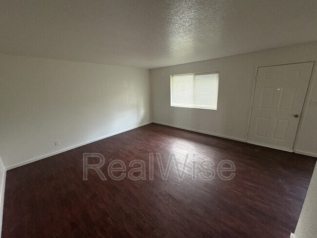 Foto del edificio - 411 W First Ave