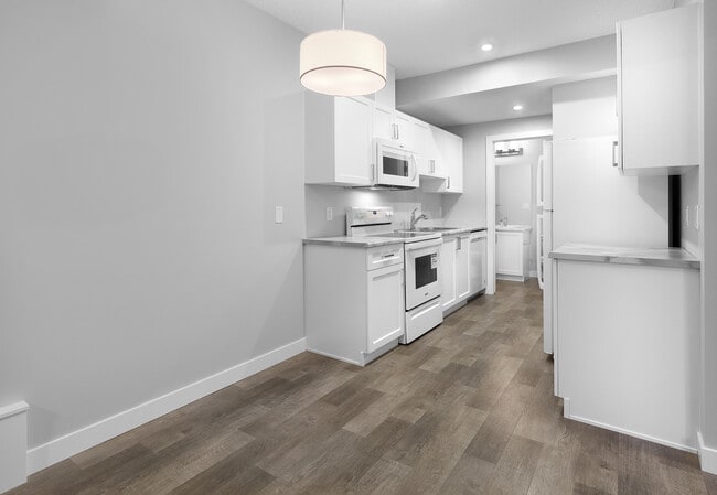 Photo du bâtiment - 1358 Erker Cres NW