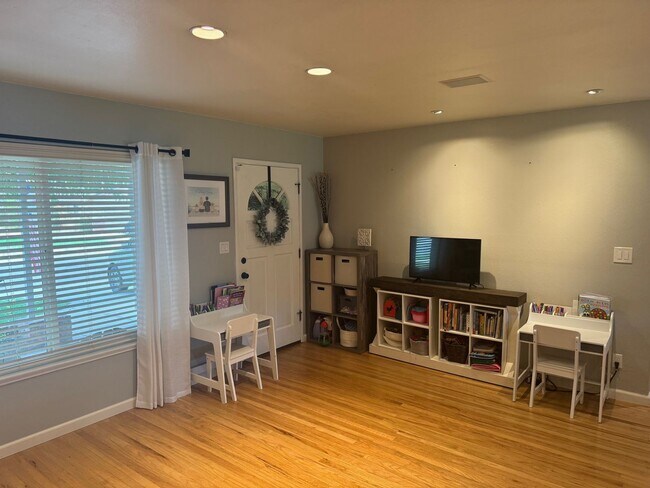 Foto del edificio - Gorgeous Updated 3 Bedroom in the heart of...
