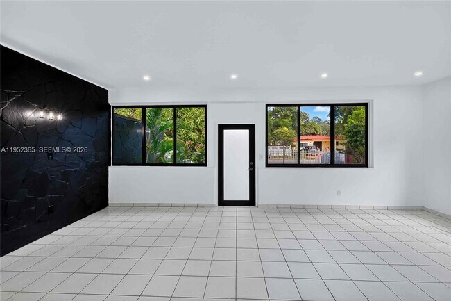 Foto del edificio - 524 NE 160th Terrace