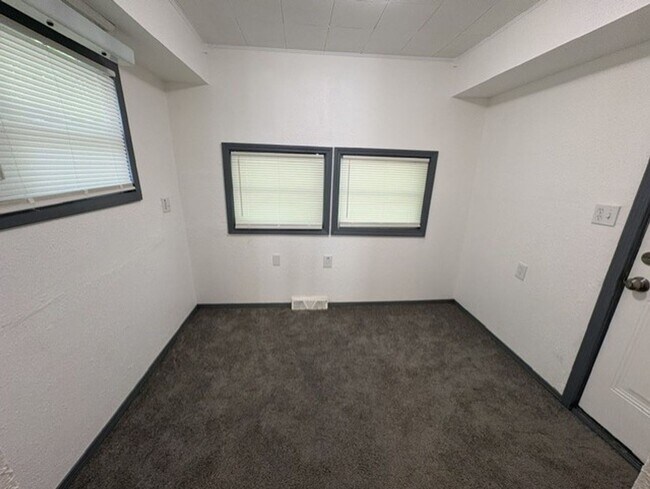 Foto del edificio - Move-In Ready 2-Bedroom Home with Modern Kitchen, Basement & Front Porch