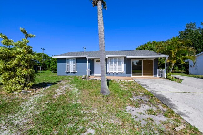 Building Photo - 280 NW Airoso Blvd
