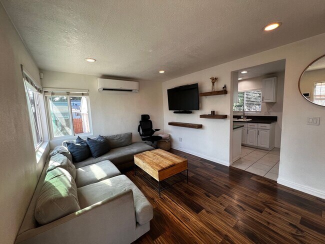 Foto del edificio - 1 Bedroom 1 Bath Remodeled House for Rent ...