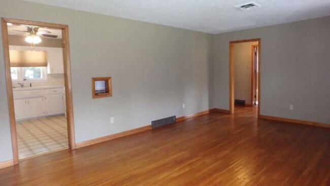 Foto del edificio - Wonderful 3 Bed 1 Bath House w/ Bonus Room!