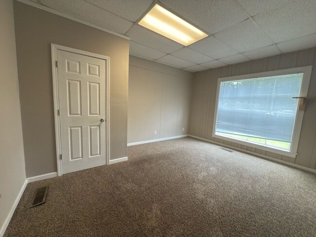 Building Photo - Four bedroom, two bathroom home near downt...
